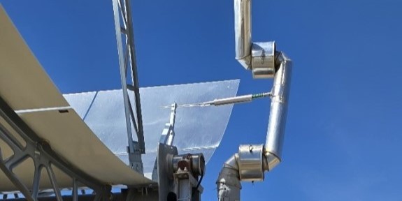 Detalle técnico del Sistema Guía instalado en rótulas de un campo solar termosolar CSP